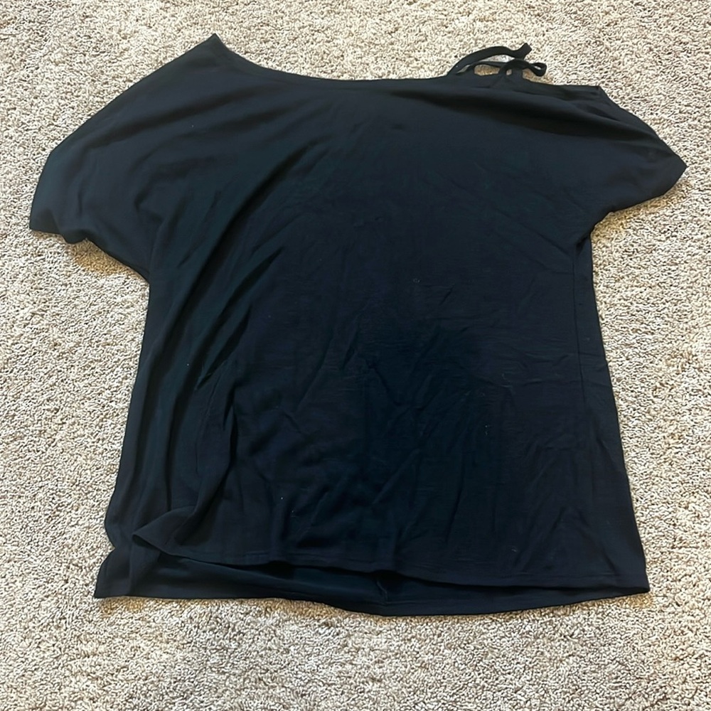 Short sleeve shirt with string that shows shoulder